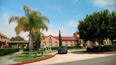 Blick-Auf-Die-Liberty-Station-In-San-Diego,-Die-Ehemaligen-Kasernen-Des-Marineausbildungszentrums-Mit-Wehender-Amerikanischer-Flagge-In-Kalifornien