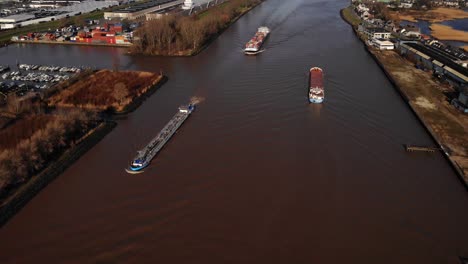 Luftaufnahme-Des-Frachtschiffs-Wilson-Mersey,-Das-Den-Fluss-Noord-An-Anderen-Schiffen-Vorbei-Navigiert