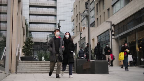 An-Einem-Bewölkten-Wintertag-Gehen-Maskierte-Menschen-Durch-Die-Straßen-Von-Geschäften-Und-Wolkenkratzern-Im-Zentrum-Von-Mailand