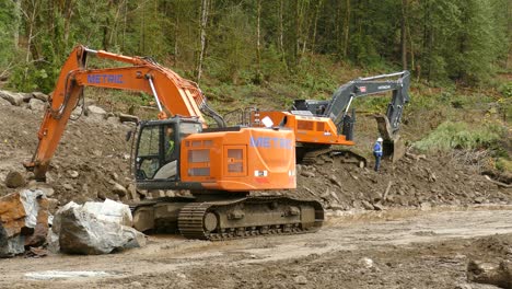 Un-Equipo-Con-Maquinaria-Pesada-Y-Excavadoras-Limpiando-Grandes-Rocas-Y-Escombros-Arrastrados-A-La-Carretera-Transcanada-Causada-Por-Las-Devastadoras-Inundaciones-Y-Deslizamientos-De-Tierra-En-Agassiz,-Columbia-Británica