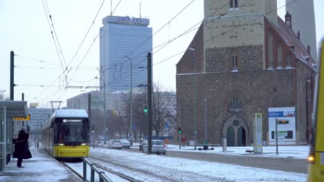 Gelbe-Straßenbahn-Fährt-In-Den-Bahnhof-Für-öffentliche-Verkehrsmittel-In-Berlin-Ein