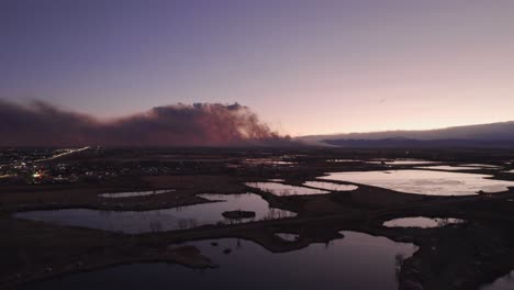 Vista-Aérea-De-Drones-Del-Incendio-Marshall-En-El-Condado-De-Boulder,-Humo-De-Incendios-Forestales-De-Colorado-Al-Atardecer