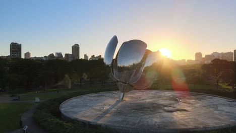 Umlaufbahn-Der-Stahlskulptur-„Floralis-Generica“-Auf-Dem-Platz-„Naciones-Unidas“-Bei-Sonnenuntergang-Mit-Sonneneruptionen-Hinter-Den-Gebäuden-Von-Recoleta