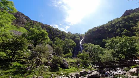 Gente-Senderismo-Cataratas-Aber-Montaña-Snowdonia-Parque-Nacional-Galés-Cascada-Lapso-De-Tiempo