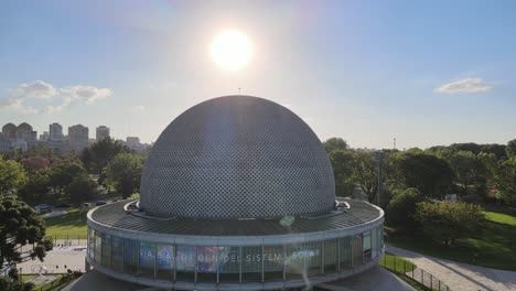 Muñeca-Aérea-En-El-Planetario-Galileo-Galilei-Y-Gente-Relajándose-En-Los-Bosques-De-Palermo-Durante-El-Día,-Buenos-Aires