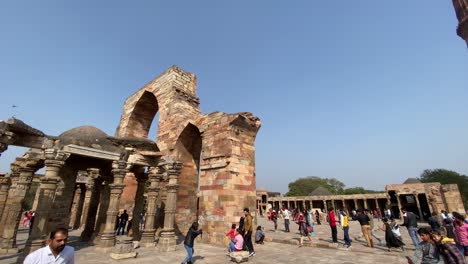 Touristen-Versammelten-Sich-Vor-Qutub-Minar,-Auch-Qutab-Minar-Oder-Qutb-Minar-Geschrieben,-Ist-Das-Höchste-Minarett-Der-Welt-Aus-Ziegeln