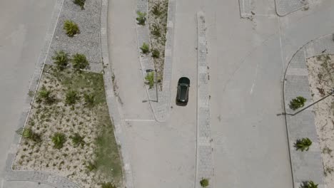 Toma-De-Drone-De-Un-Automóvil-Conduciendo-En-El-Mirador-De-Eko-Atlantic-City-Mirando-Hacia-El-Océano-Atlántico.