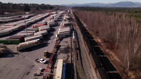 Tren-De-Carga-Que-Circula-Por-El-Ferrocarril-A-Lo-Largo-De-La-Terminal-De-Envío-De-Vancouver-En-Canadá