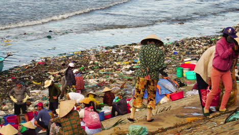 Aldeanos-Vietnamitas-Reunidos-Junto-A-La-Playa-Contaminada-Llena-De-Basura