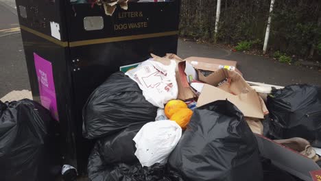 Un-Contenedor-De-Glasgow-Rodeado-De-Bolsas-De-Basura