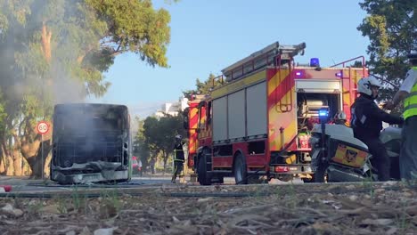 Ankommender-Bus-Des-öffentlichen-Nahverkehrs-Brennt