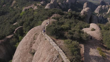 Impresionante-Vista-Aérea-De-La-Cordillera-De-Montserrat-En-España,-Turistas-Y-Corredores-Admirando-El-Panorama