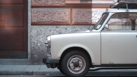 Coche-Antiguo-De-La-Gdr,-Llamado-Trabant-Estacionado-En-Munich