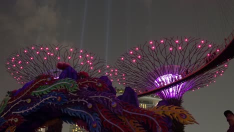 Pulsierende-Lichtshow-Im-Supertree-Grove-In-Den-Gardens-By-The-Bay-In-Singapur