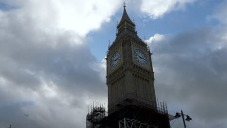 Foto-Fija-Diurna-En-ángulo-Bajo-Del-Histórico-Y-Artístico-Big-Ben-En-La-Torre-De-San-Esteban,-Edificio-Del-Parlamento,-Londres