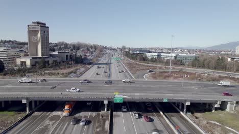 Drones-Vuelan-Sobre-La-Autopista-Moderna-Durante-Las-Horas-Pico,-Automóviles-Y-Camiones-Conducen-Rápido-En-La-Autopista-Moderna-Durante-El-Día-Soleado