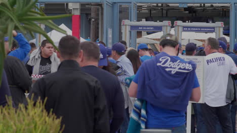 Los-Fanáticos-De-Los-Dodgers-De-Los-Angeles-Ingresan-Al-Estadio-De-Los-Dodger-Para-Ver-El-Partido-De-Béisbol