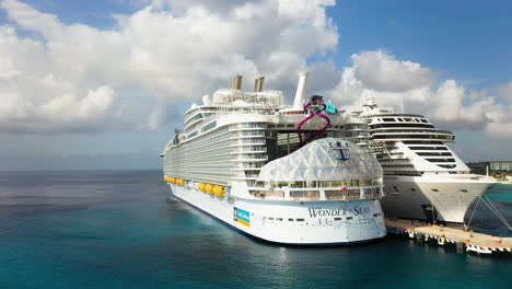 Drohnenaufnahme-Des-Kreuzfahrtschiffes-Wonder-Of-The-Seas-Royal-Caribbean,-Das-In-Cozumel-Anlegt-Und-Sich-Dreht