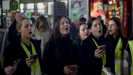 Oren-Por-Ucrania---Miembros-De-La-Iglesia-Ucraniana-De-Seattle,-Wa,-Apoyan-A-Los-Refugiados-En-La-Estación-De-Autobuses-Del-Oeste-En-Varsovia-Cantando-Canciones-Religiosas