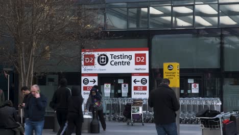 Blick-Von-Außen-Auf-Den-PCR-Coved-Testing-Center-Eingang-In-Zone-D-Am-Heathrow-Terminal-3