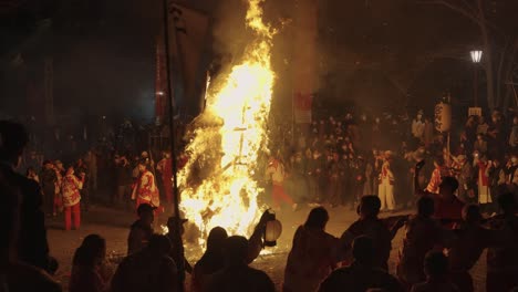 Festivaltanz-Um-Riesiges-Lagerfeuer-In-Der-Nacht-Beim-Festival