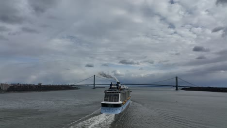 Una-Vista-Aérea-Del-Crucero-Royal-Caribbean,-Himno-Del-Mar-Saliendo-De-Ny,-En-La-Bahía-Superior-Hacia-El-Puente-Verrazano-En-Un-Día-Nublado