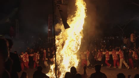 Hoguera-Imponente-En-El-Evento-Sagicho-Matsuri,-Ardiendo-En-La-Noche