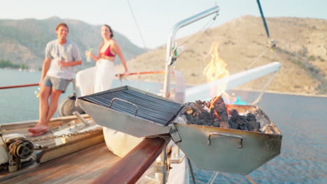 Selektiver-Fokus-In-Zeitlupe:-Flammen-Des-Holzkohlegrills-Auf-Der-Reling-Einer-Segelyacht