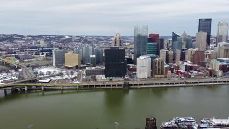 Vista-Aérea-De-Drones-Del-Centro-De-La-Ciudad-De-Pittsburgh