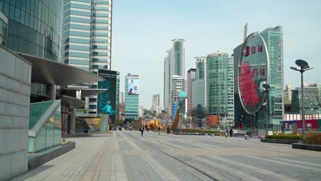 Establecimiento-De-Una-Toma-Del-Centro-Comercial-Coex-Y-El-Horizonte-Cercano-De-La-Ciudad-De-Seúl-En-Un-Día-Despejado