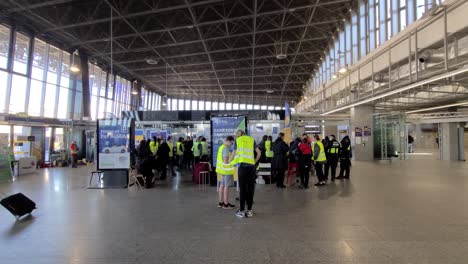 Trabajadores-Voluntarios-En-La-Estación-De-Tren-Warszawa-Wschodnia-Durante-La-Crisis-De-Refugiados-Ucranianos-De-2022-En-Varsovia,-Polonia