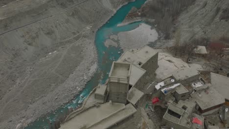 Antena-Sobre-Los-Tejados-De-Una-Aldea-Remota-En-El-Valle-De-Hunza-Junto-Al-Río