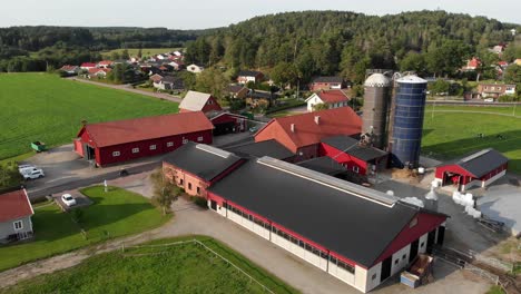 Granja-Lechera-Típica-En-Suecia,-Toma-Aérea-Panorámica