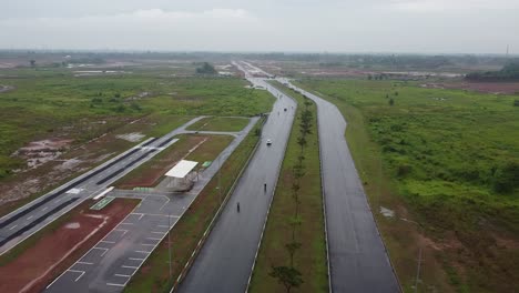 Una-Carretera-Solitaria-En-Las-Afueras-De-La-Ciudad