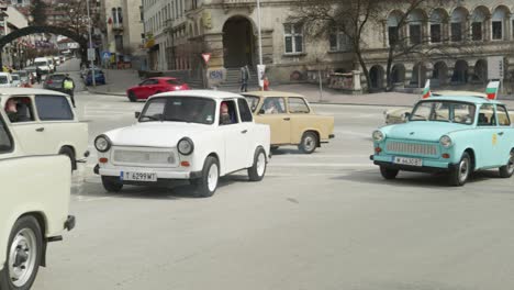 Convoy-De-Coches-Clásicos-Retro-Trabant-De-Europa-Del-Este-Conducen-Por-Las-Calles-De-La-Ciudad