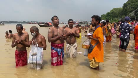 Personas-Realizando-Tarpan-En-El-Río-Ganga-Para-Sus-Antepasados-En-El-Día-De-Mahalaya