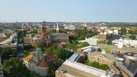 Drohne-Fliegt-über-Der-Harvard-University.-Filmische-Einspielung