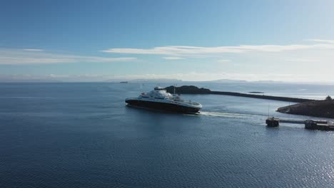 Fähre-Mastrafjord-Verlässt-Den-Fähranleger-Arsvagen-In-Rogaland-Norwegen---Schöne-Luftaufnahmen-Bei-Sonnigem-Wetter