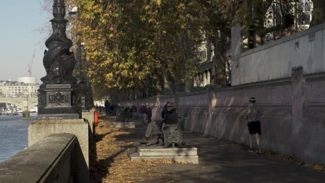 Gente-Corriendo-Y-Caminando-Por-El-Sendero-Albert-Embankment-Junto-Al-Río-Támesis