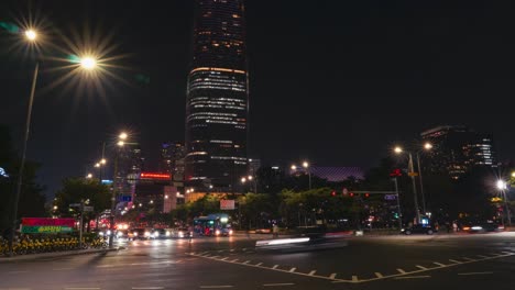 Concurridas-Calles-Nocturnas-Con-Tráfico-De-Coches-Cerca-Del-Centro-Comercial-Lotte-World-Tower-En-Seúl-Alejar-Timelapse