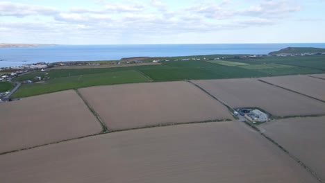 Ein-Ackerland-An-Der-Küste-Mit-Blick-Auf-Den-Atlantik-Und-Den-Sandstrand,-Luftaufnahmen