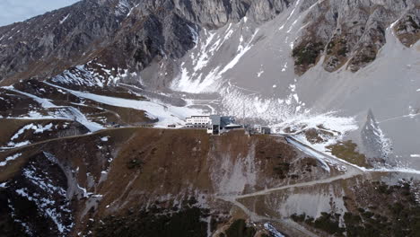 Bergstation-Der-Seilbahn-In-Den-Alpen,-Naturpark-Nordkette,-Antenne