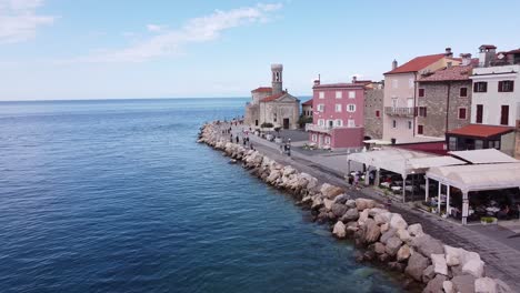 Piran,-Istrien,-Slowenien---Boulevard-Mit-Wandertouristen,-Restaurants-Und-Kirche