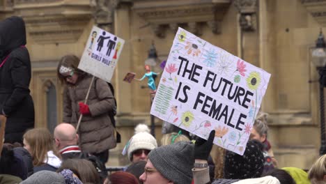 Demonstrantin-Hält-Beim-Internationalen-Frauenmarsch-Ein-Handgefertigtes-Protestschild-Hoch