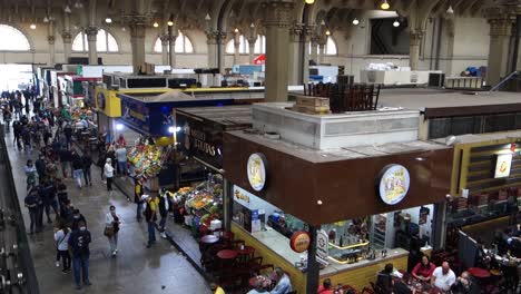 Consumidores-Y-Quioscos-Dentro-Del-Antiguo-Edificio-Del-Mercado-Municipal-De-Sao-Paulo,-O-Mercadao