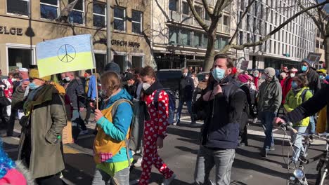 Friedensspaziergang-Und-Antikriegsprotest-Während-Der-Karnevalsumzüge-In-Köln