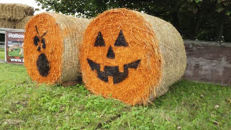 Paca-De-Heno-Enrollada-Redonda-Calabaza-De-Halloween-Pintada-Caras-Graciosas-Publicidad-De-Tierras-De-Cultivo