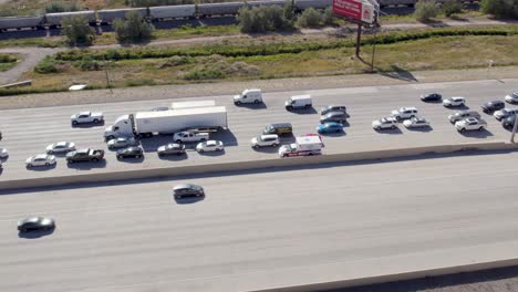 Vehículo-De-Ambulancia-De-Emergencia-En-Carretera-De-Autopista-Conduciendo-A-Accidente-De-Coche,-Aéreo