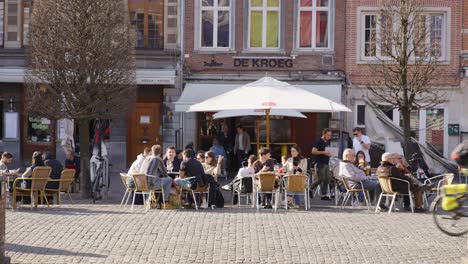 Toma-De-Gran-Angular-De-Personas-Bebiendo-En-El-Bar-De-La-Terraza-En-Oude-Markt