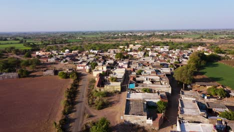 Vista-Panorámica-De-Un-Pueblo-Con-Lugares-Vacíos,-Casas-Y-árboles